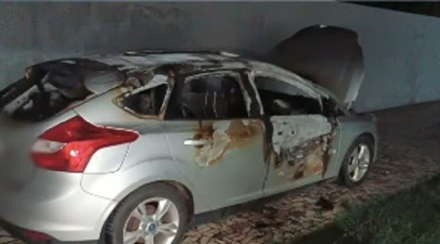Mulher pula muro de residência e ateia fogo no carro do ex no Nortão