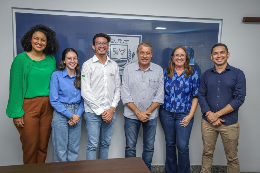 Prefeito assina repasse para garantir transporte aos estudantes do ensino superior